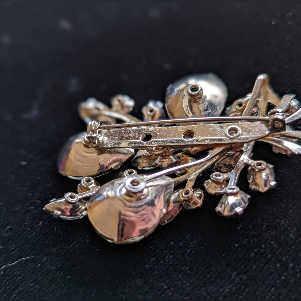 Vintage Brooch, Clear and Smokey Stones in a Silver Toned Flora/Fauna Design - Picture 3 of 6